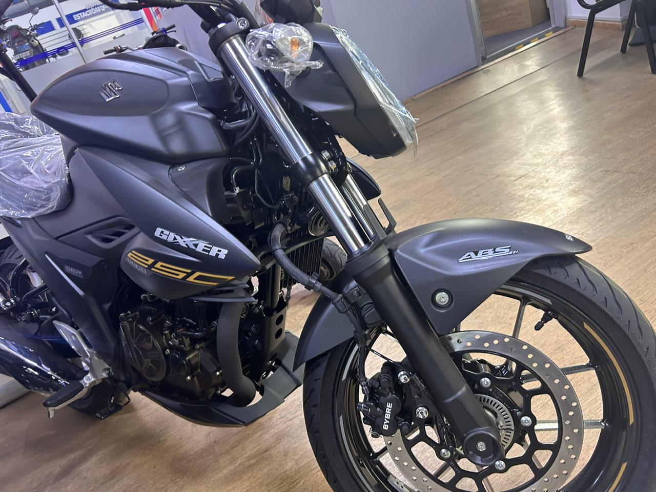 SUZUKI GIXXER NAKED 250 - Imagen 7