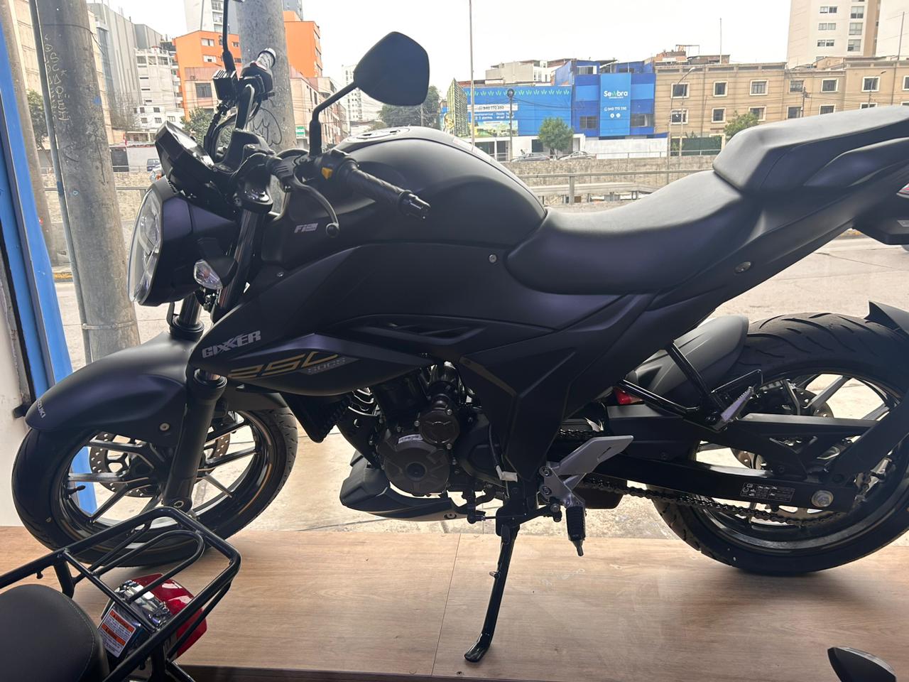 SUZUKI GIXXER NAKED 250 - Imagen 6
