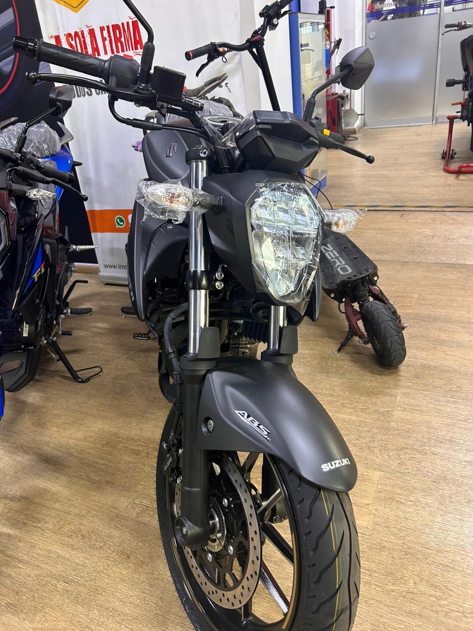 SUZUKI GIXXER NAKED 250 - Imagen 5