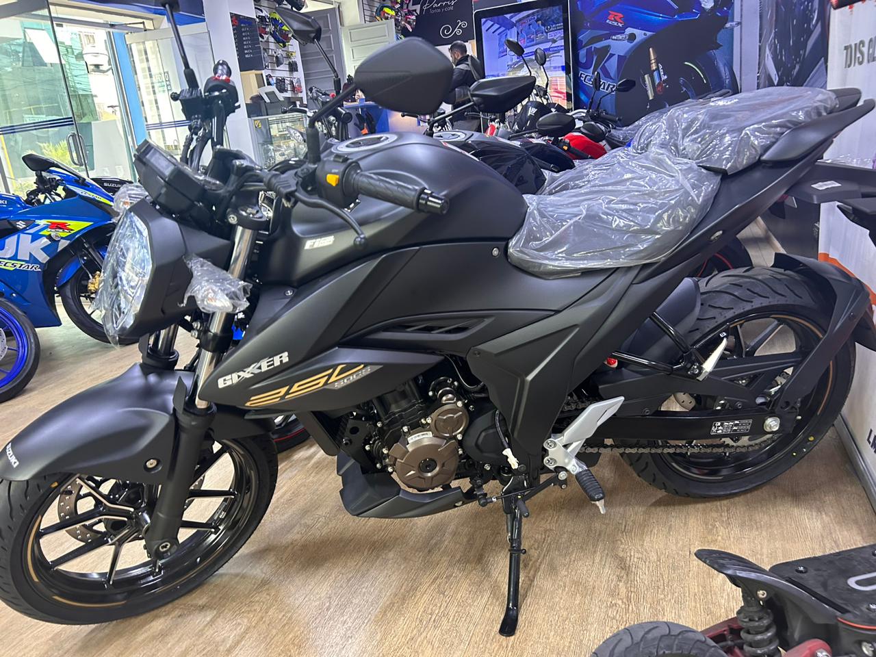 SUZUKI GIXXER NAKED 250 - Imagen 4
